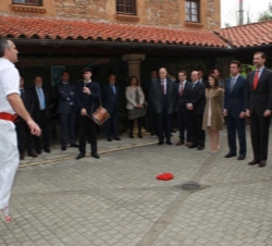Su Alteza Real el Príncipe de Asturias a su llegada al Palacio de Muñatones, sede de Petronor, durante el Aurresku de honor